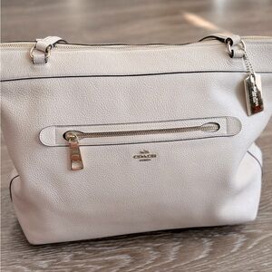 Coach Bag | Coach Gallery Tote Zipper Closure | Color White, Gold Hardware